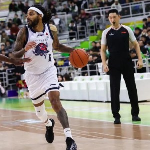 山东胜江苏2喜2忧！陈林坚地位提升，邱彪险引崩盘，谢智杰迷失！|山东队|乔-约翰逊|篮板|比赛|约翰逊_新浪体育_新浪新闻